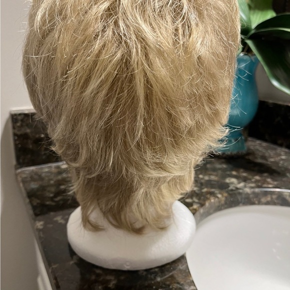Synthetic wig (NEW) - Picture 3 of 5